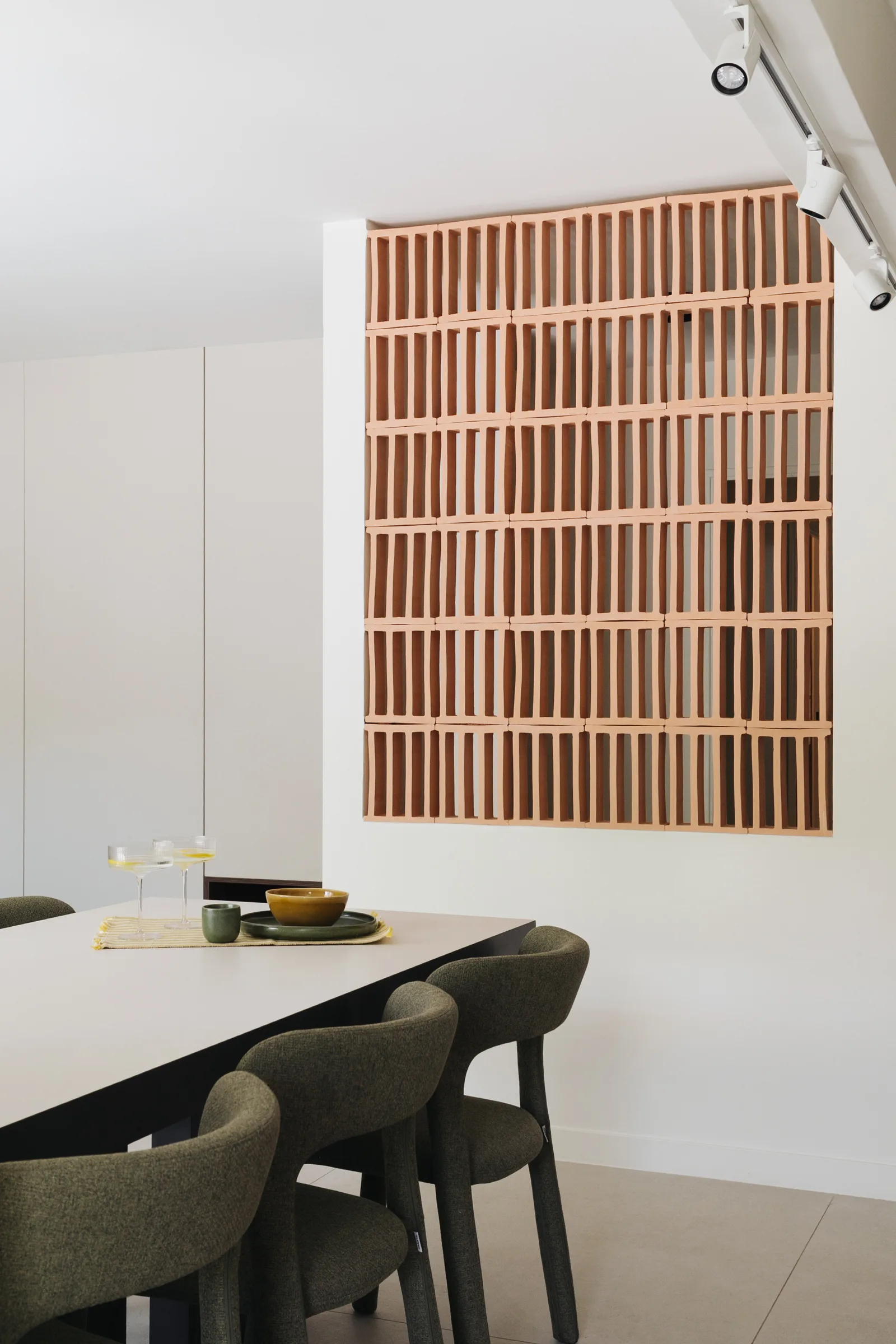 Claustra terracotta au-dessus de la table à manger — Appartement Lauzier
